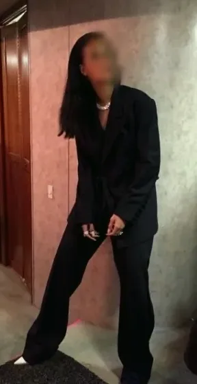 Claudia, 23
